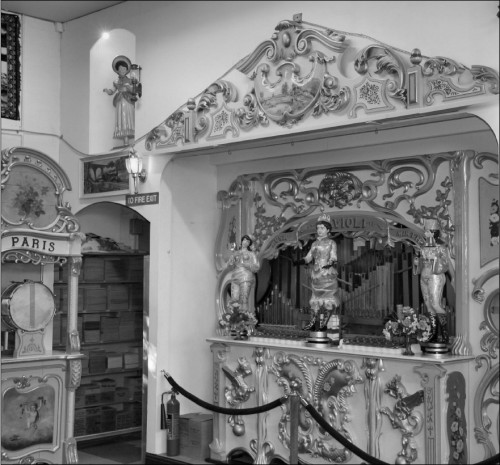 Picture of a fairground organ.