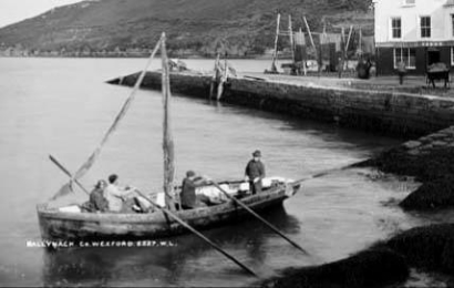 A small boat containing four people on the banks of the Suir Valley Estuary