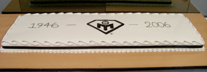 Iced cake with the Mensa logo between the numbers 1946 and 2006