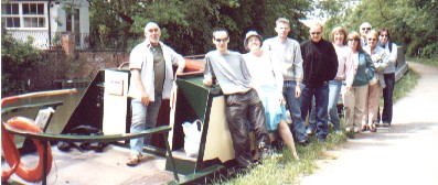 Picture of a group of a dozen mensans by their narrowboat.
