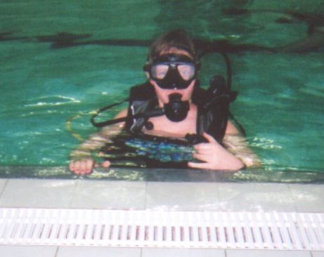 Picture of a member in full scuba gear ready to descend